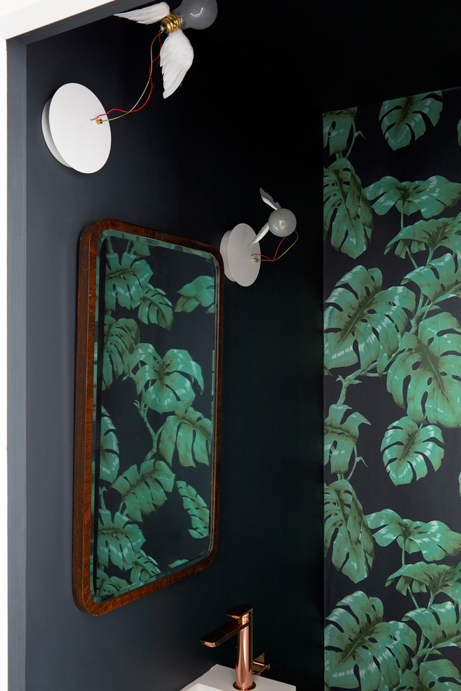 Kleine Skandinavische Gästetoilette mit Toilette mit Aufsatzspülkasten, blauer Wandfarbe, Betonboden, Wandwaschbecken und beigem Boden in London