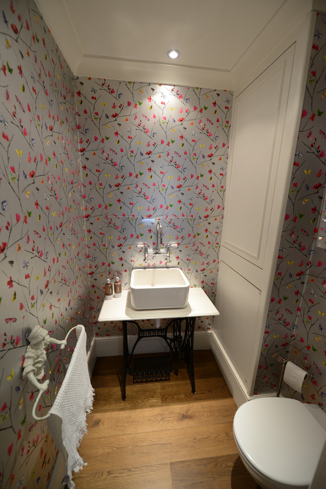 ロンドンにあるエクレクティックスタイルのおしゃれなトイレ・洗面所の写真