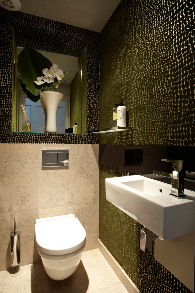 Réalisation d'un WC et toilettes design avec du carrelage en pierre calcaire.