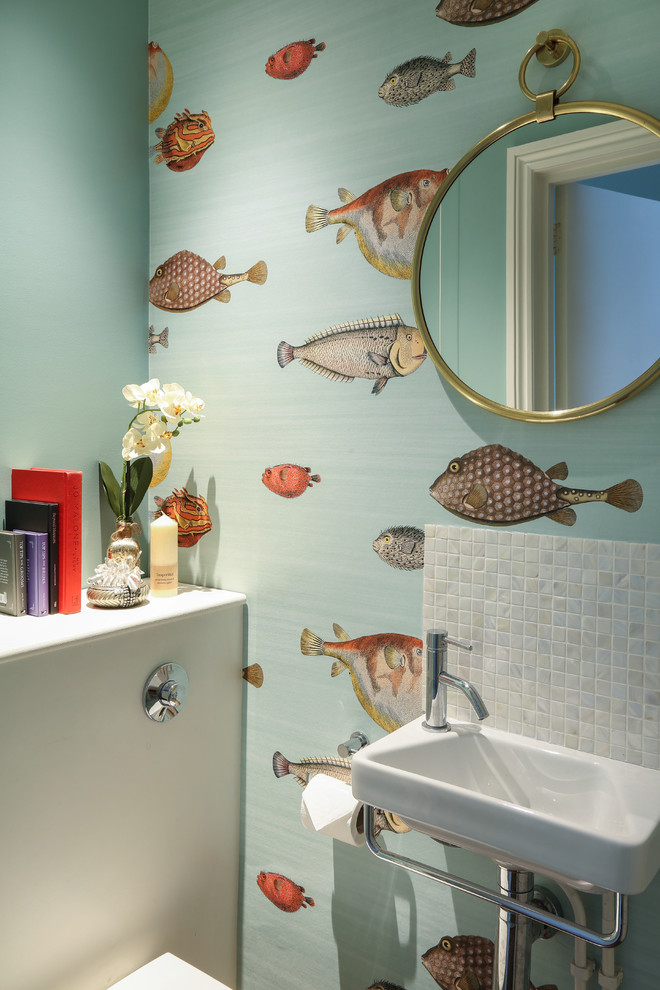 Esempio di un bagno di servizio stile marino con pareti multicolore e lavabo sospeso