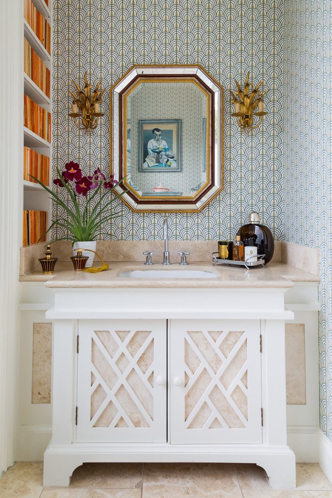 Idéer för vintage beige toaletter, med möbel-liknande, vita skåp, flerfärgade väggar, ett undermonterad handfat och beiget golv