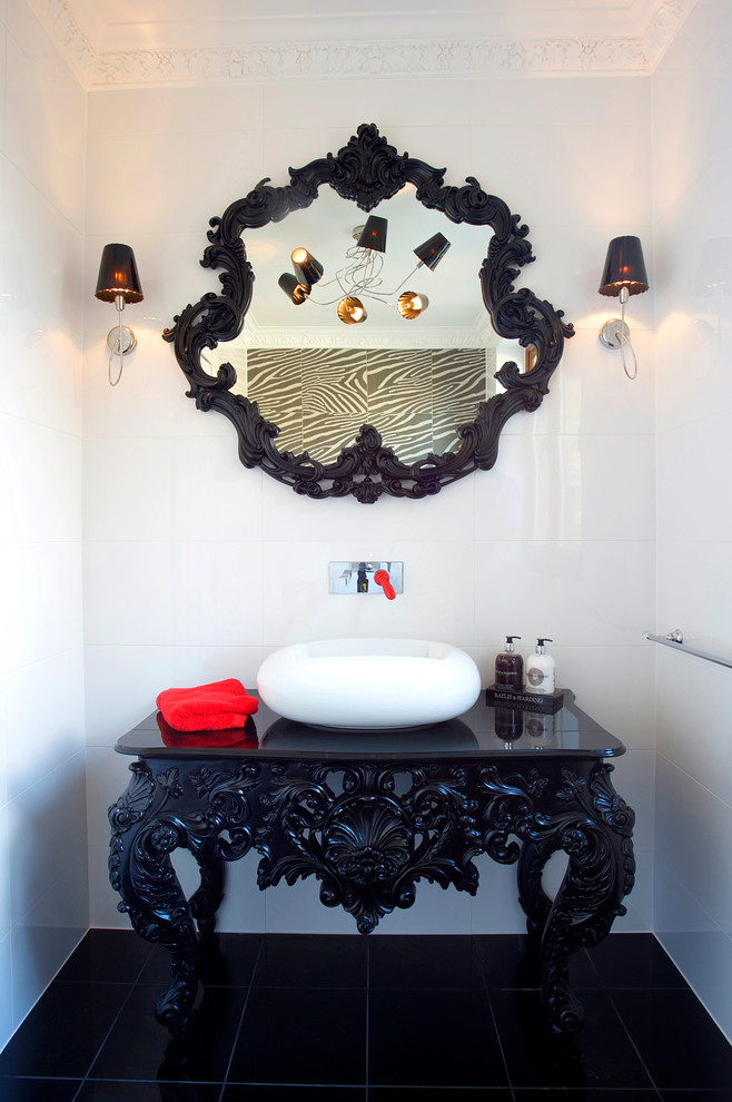 На фото: большой туалет в стиле фьюжн с инсталляцией, белой плиткой, керамогранитной плиткой, белыми стенами, мраморным полом, настольной раковиной и черным полом