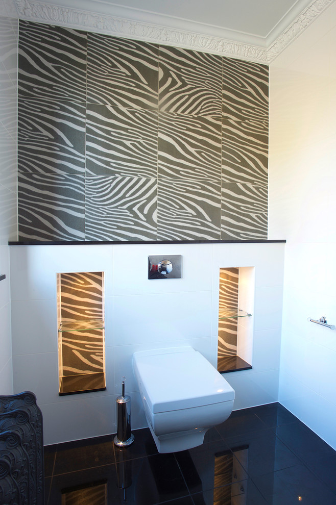 Стильный дизайн: большой туалет в стиле фьюжн с инсталляцией, черно-белой плиткой, керамогранитной плиткой, белыми стенами, мраморным полом, настольной раковиной и черным полом - последний тренд