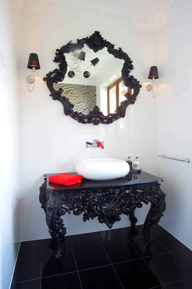 Foto di un grande bagno di servizio bohémian con WC sospeso, piastrelle bianche, piastrelle in gres porcellanato, pareti bianche, pavimento in marmo, lavabo a bacinella e pavimento nero