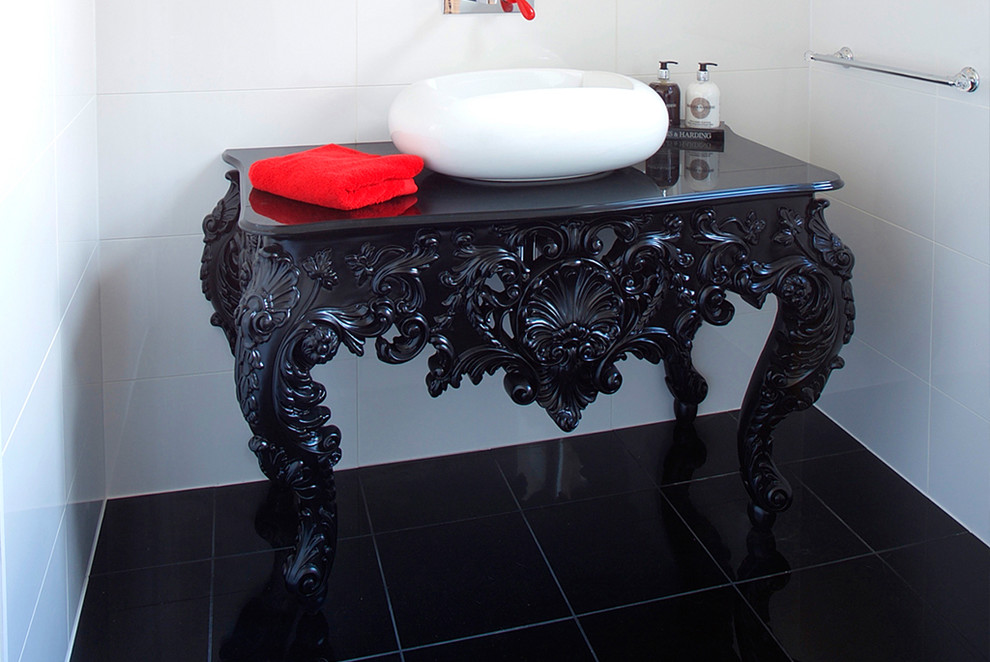 Réalisation d'un grand WC suspendu bohème avec un carrelage blanc, des carreaux de porcelaine, un mur blanc, un sol en marbre, une vasque et un sol noir.