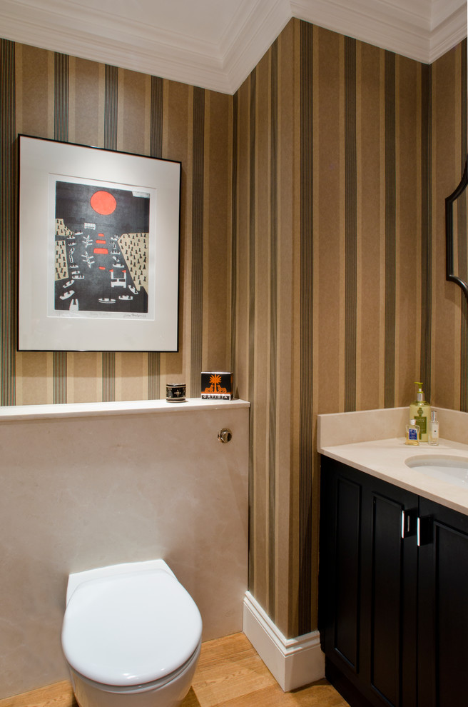 Пример оригинального дизайна: туалет в стиле неоклассика (современная классика) с врезной раковиной, черными фасадами и мраморной столешницей