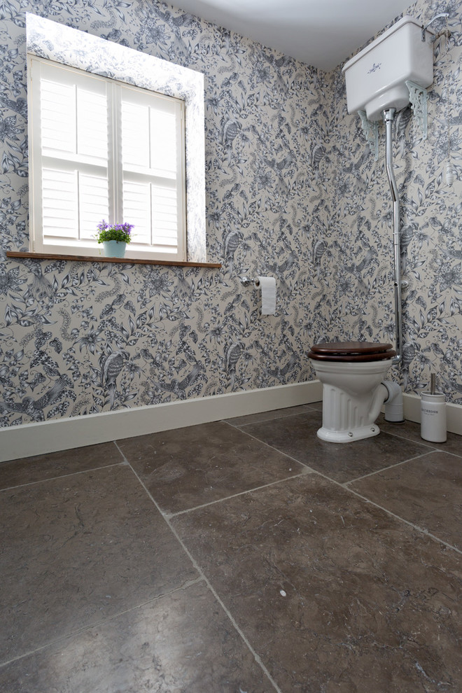 Ispirazione per un bagno di servizio tradizionale con piastrelle in pietra e pavimento in pietra calcarea