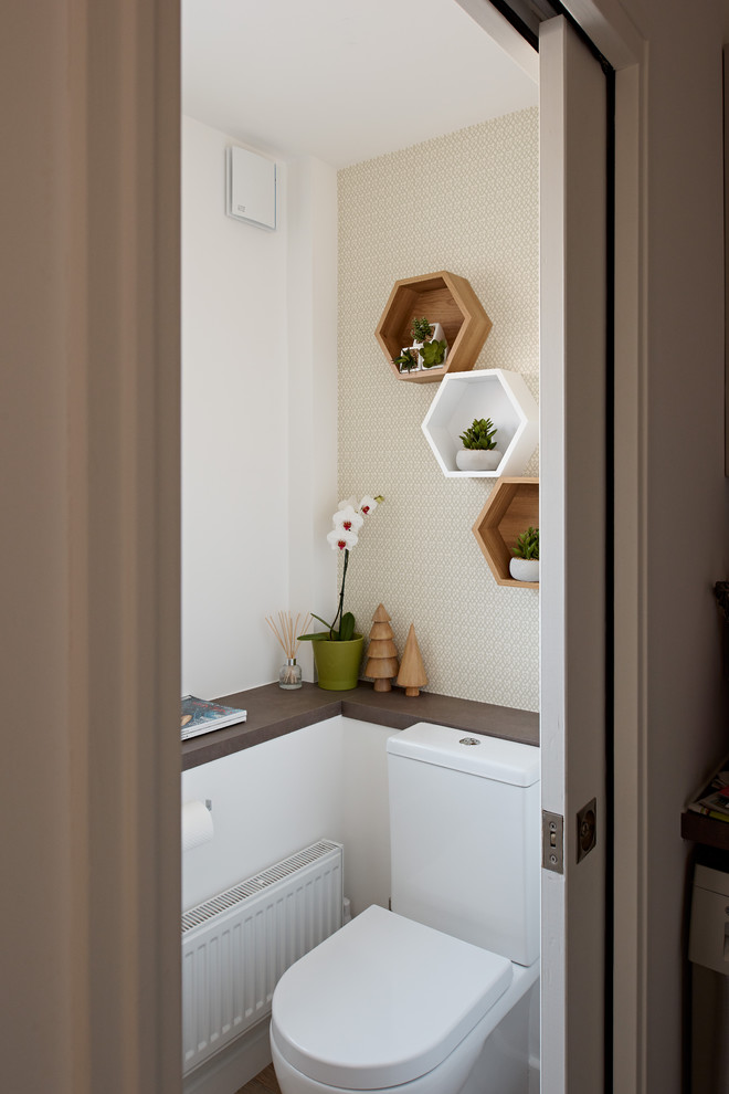 Exemple d'un petit WC et toilettes chic avec WC à poser, un mur blanc et un plan de toilette en quartz modifié.