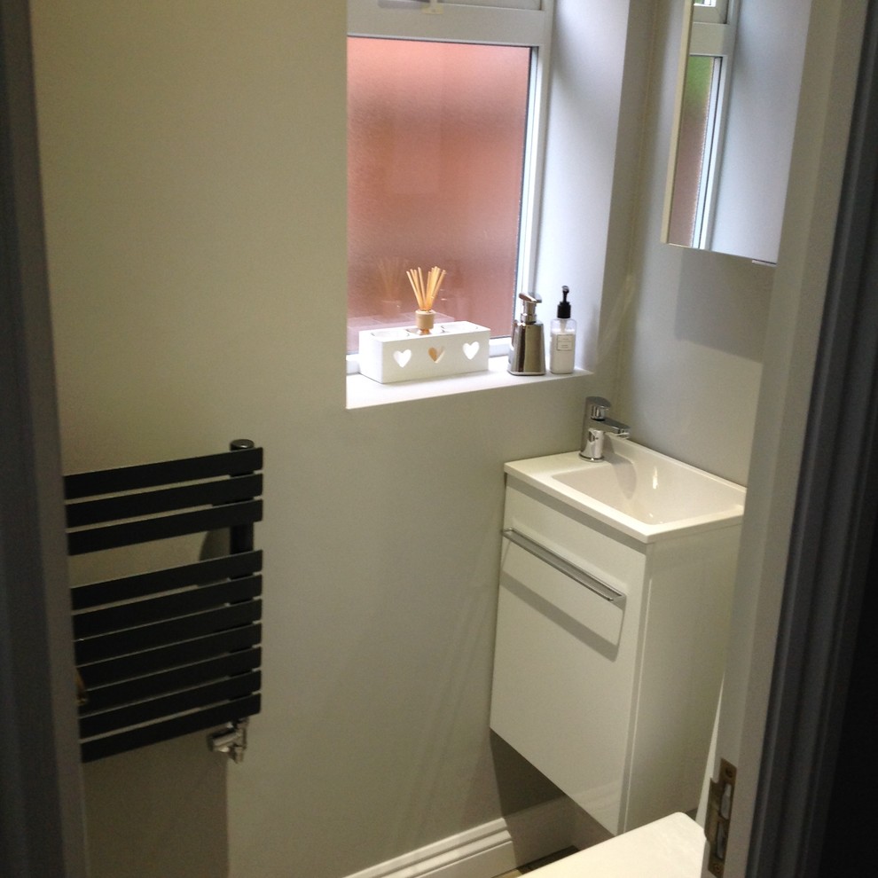 Foto di un piccolo bagno di servizio moderno con lavabo sospeso e ante bianche