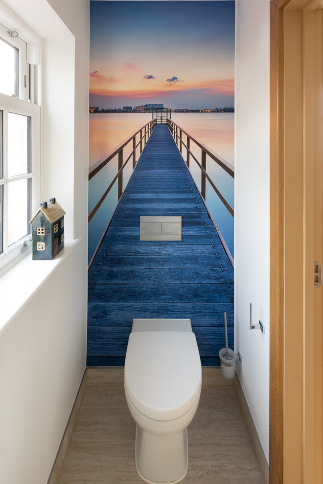 エセックスにあるビーチスタイルのおしゃれなトイレ・洗面所 (壁掛け式トイレ、セラミックタイルの床) の写真