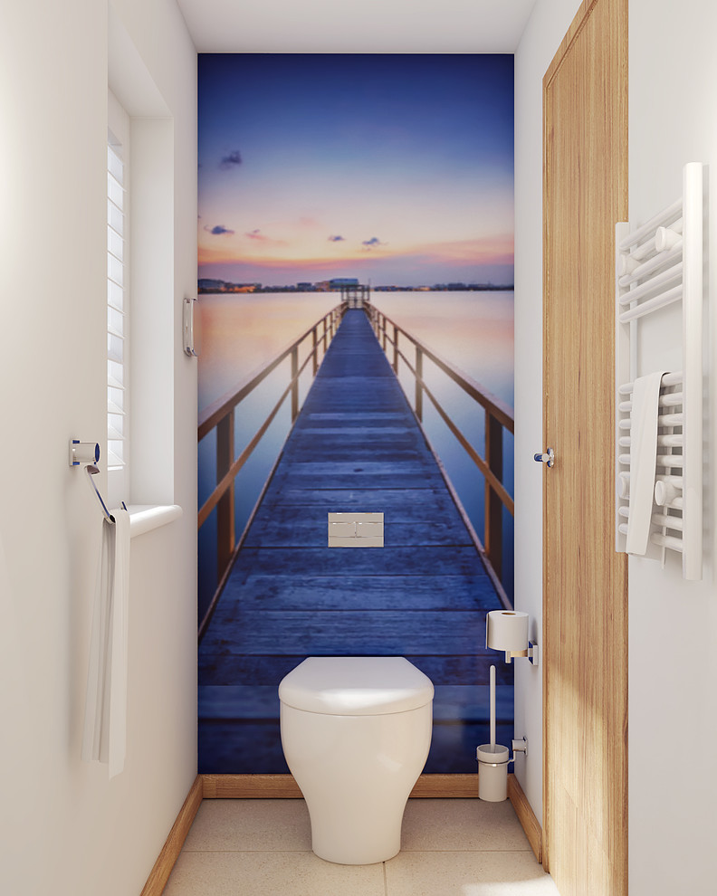 Immagine di un piccolo bagno di servizio costiero con WC sospeso, pavimento con piastrelle in ceramica, lavabo da incasso e pavimento beige