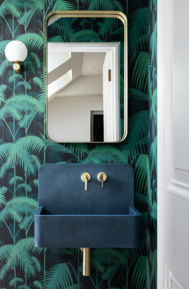 Kleine Moderne Gästetoilette mit grauen Schränken in London