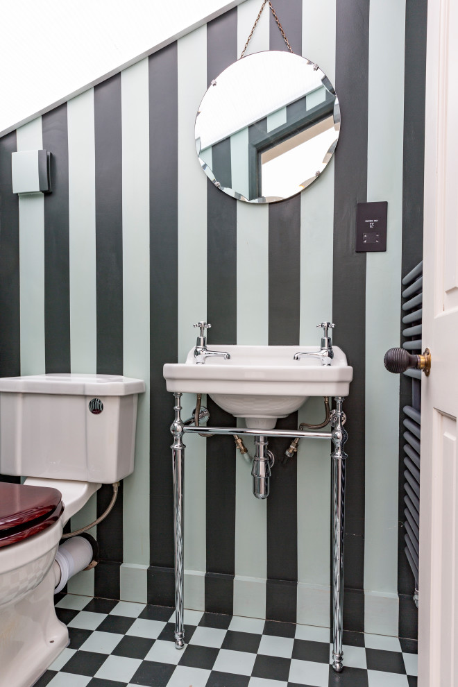 Idéer för att renovera ett litet eklektiskt toalett, med möbel-liknande, gröna skåp, en toalettstol med hel cisternkåpa, gröna väggar, plywoodgolv, ett piedestal handfat och grönt golv