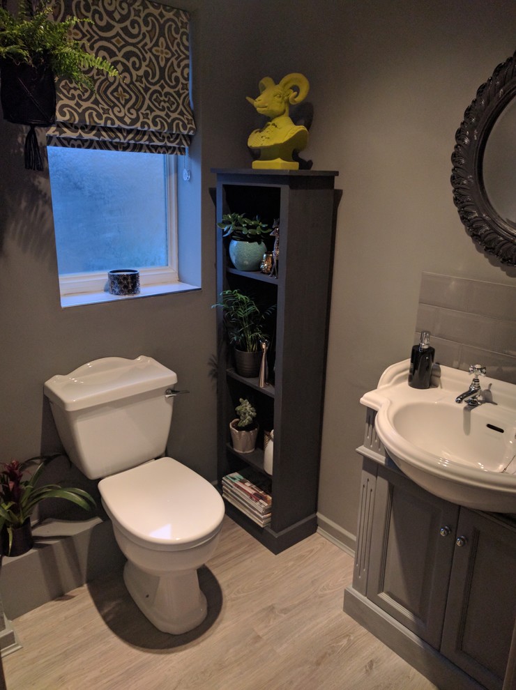 Kleine Moderne Gästetoilette mit Toilette mit Aufsatzspülkasten, grauen Fliesen, Keramikfliesen und grauer Wandfarbe in Sonstige
