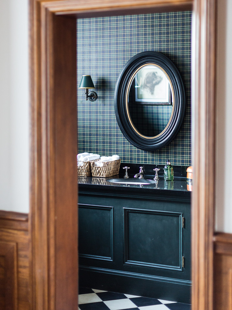 ロンドンにある高級な中くらいなトラディショナルスタイルのおしゃれなトイレ・洗面所 (インセット扉のキャビネット、モノトーンのタイル、マルチカラーの壁、オーバーカウンターシンク、青いキャビネット) の写真
