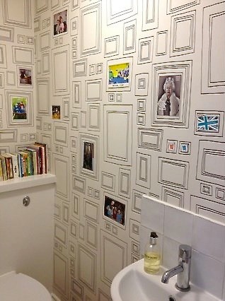 Esempio di un piccolo bagno di servizio design con pareti multicolore