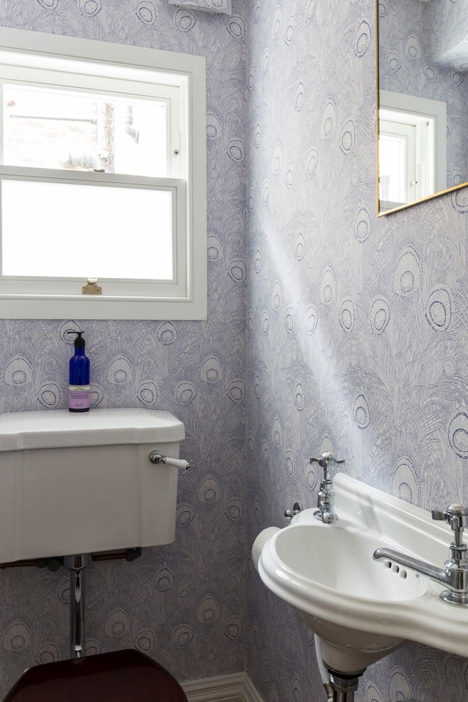 Imagen de aseo clásico renovado pequeño con sanitario de dos piezas, paredes multicolor, suelo de madera oscura y lavabo suspendido