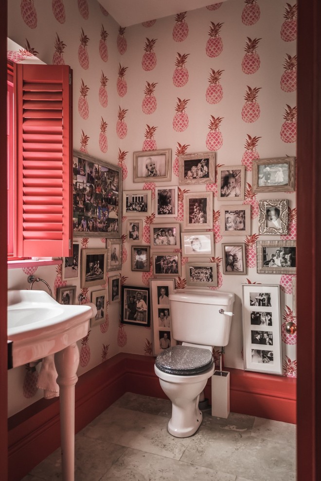 Idee per un piccolo bagno di servizio bohémian con WC a due pezzi, lavabo a consolle, pavimento grigio e pareti multicolore