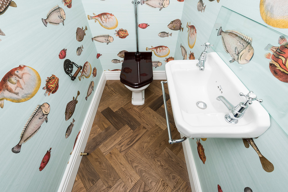 Immagine di un bagno di servizio classico con lavabo sospeso, pareti multicolore e WC a due pezzi