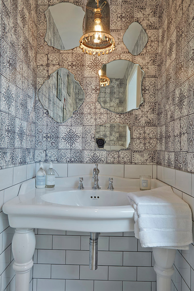 Immagine di un bagno di servizio boho chic con lavabo a consolle, piastrelle bianche e piastrelle diamantate