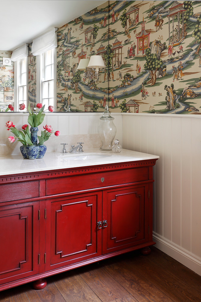 ドーセットにあるアジアンスタイルのおしゃれなトイレ・洗面所 (家具調キャビネット、赤いキャビネット、無垢フローリング、アンダーカウンター洗面器、茶色い床) の写真