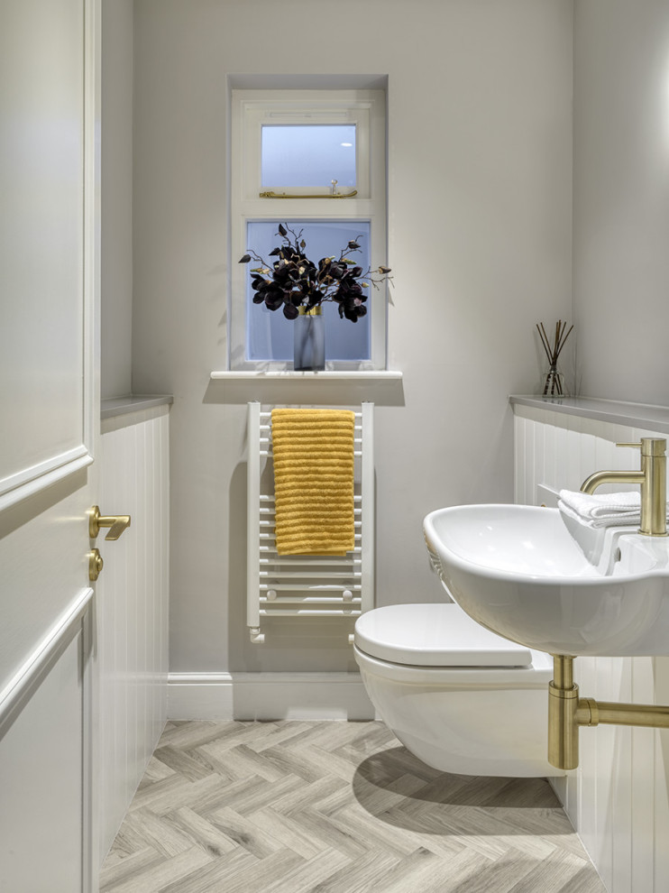 Идея дизайна: туалет в стиле неоклассика (современная классика) с инсталляцией, серыми стенами, подвесной раковиной и серым полом