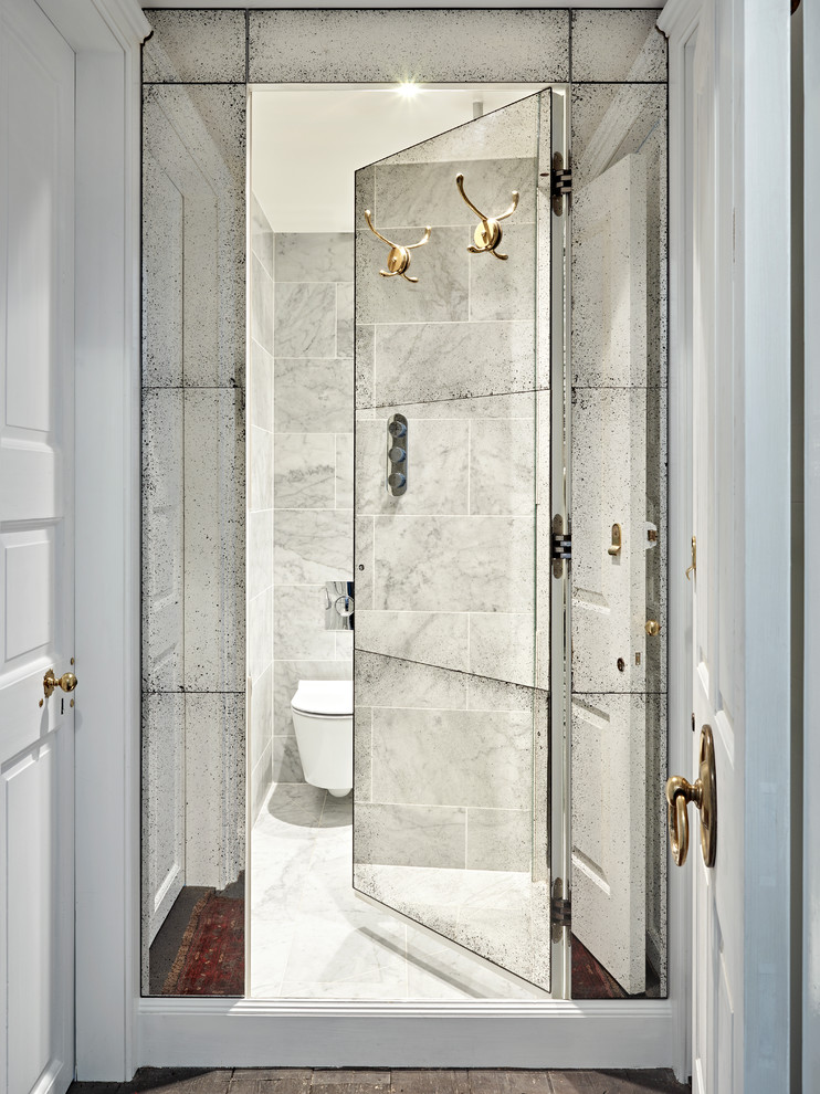 Kleines Klassisches Badezimmer mit Toilette mit Aufsatzspülkasten und weißer Wandfarbe in London