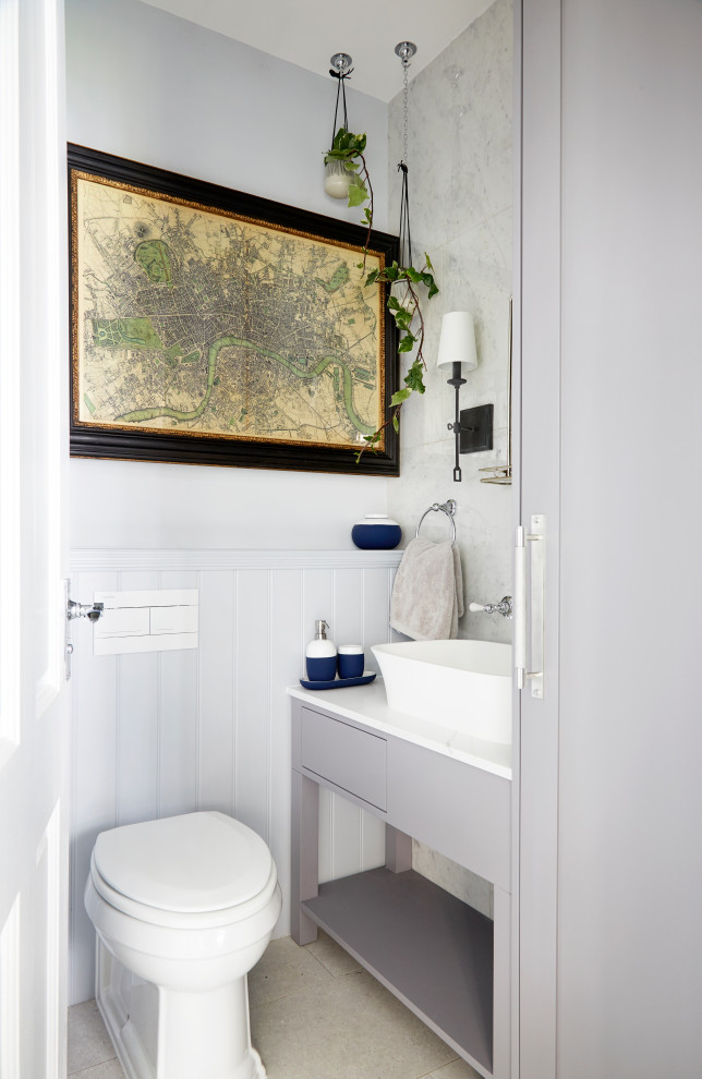 Bild på ett mellanstort vintage vit vitt toalett, med grå skåp, en toalettstol med hel cisternkåpa, grå kakel, porslinskakel, grå väggar, klinkergolv i porslin, bänkskiva i kvartsit, grått golv, möbel-liknande och ett fristående handfat