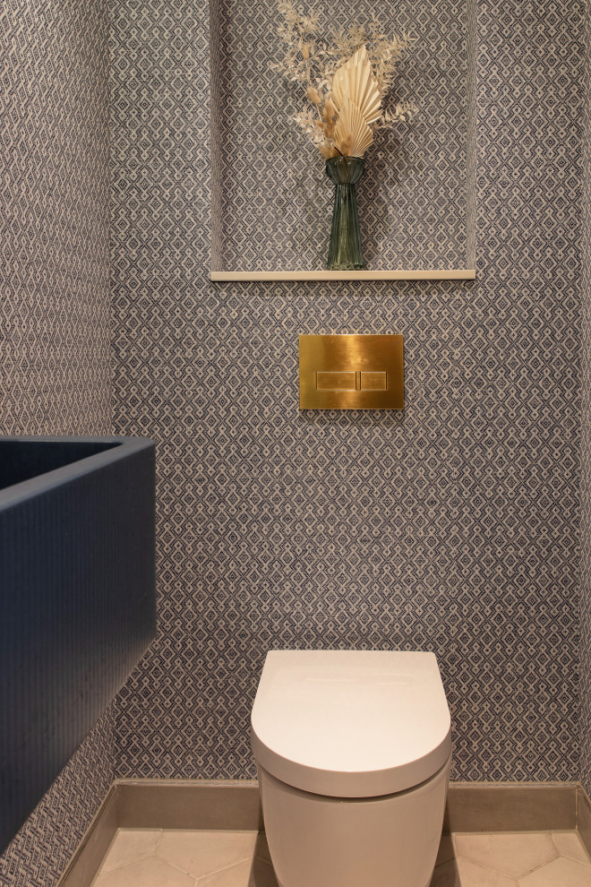Esempio di un piccolo bagno di servizio moderno con WC sospeso, pareti blu, pavimento in gres porcellanato, lavabo sospeso, top in cemento, pavimento grigio, top blu, soffitto a cassettoni e carta da parati