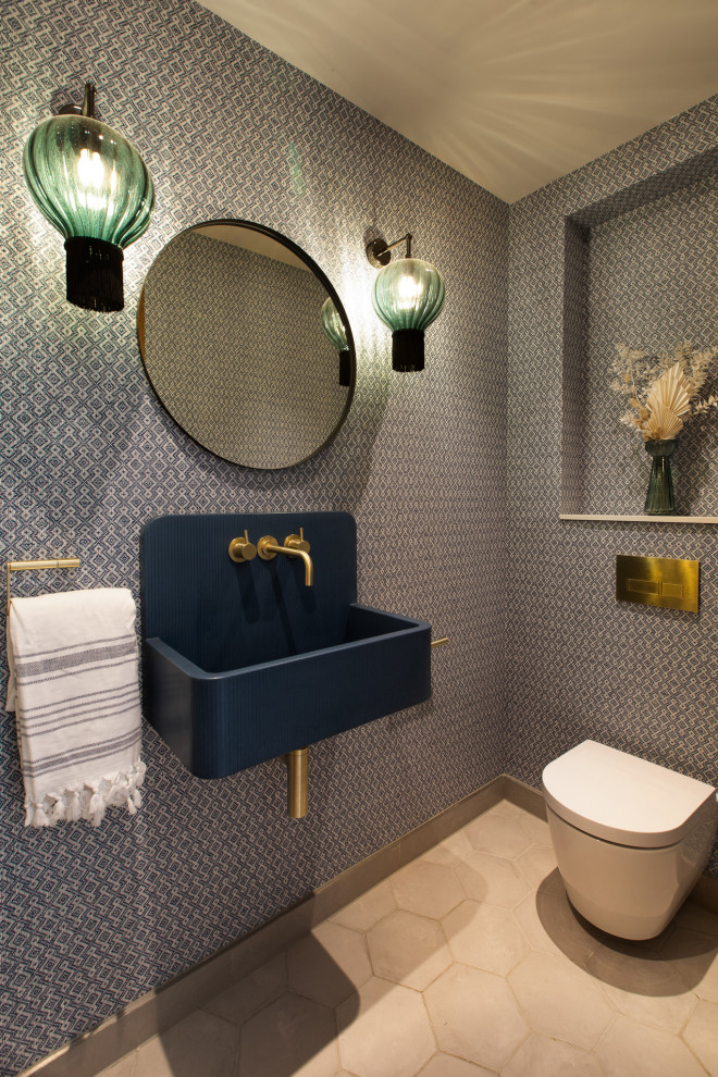 Cette photo montre un petit WC suspendu moderne avec un mur bleu, un sol en carrelage de porcelaine, un lavabo suspendu, un plan de toilette en béton, un sol gris, un plan de toilette bleu, un plafond à caissons et du papier peint.