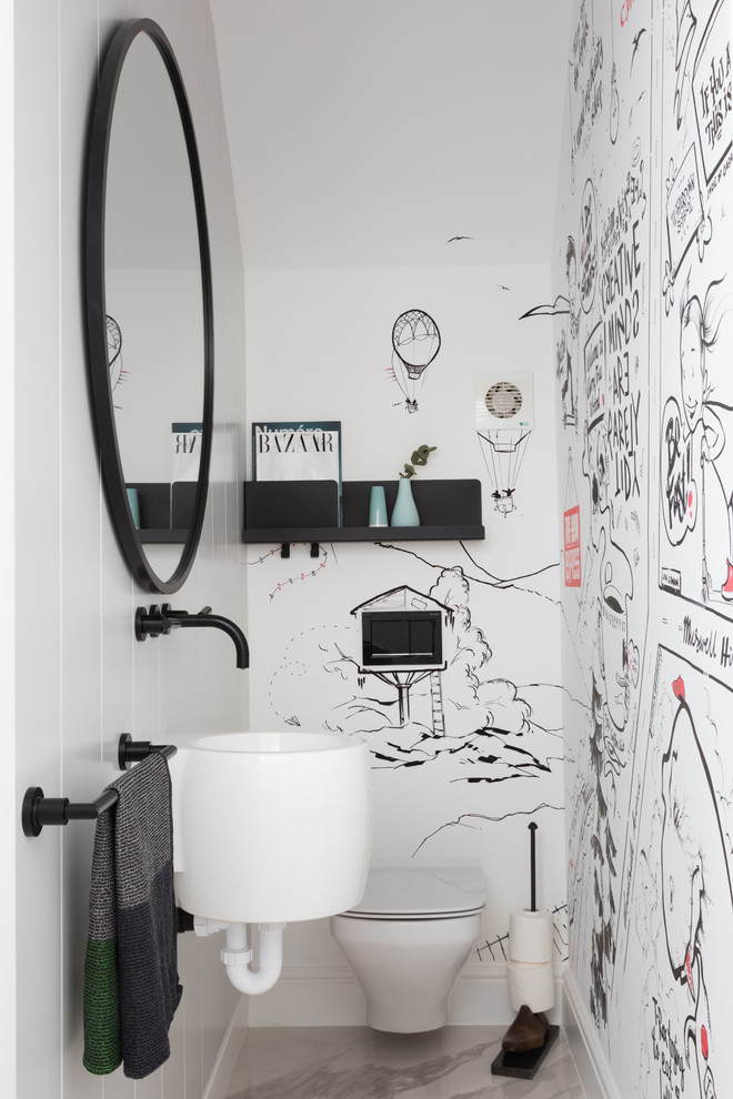 Mittelgroße Moderne Gästetoilette mit Wandtoilette, weißer Wandfarbe, Marmorboden, Wandwaschbecken und grauem Boden in London