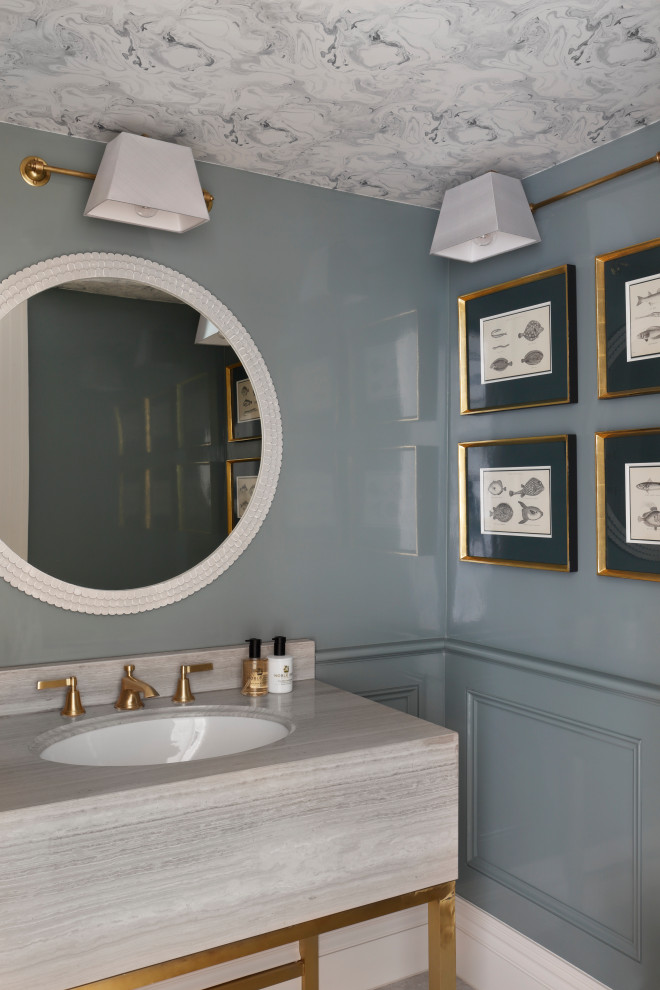 ロンドンにある中くらいなトラディショナルスタイルのおしゃれなトイレ・洗面所 (フラットパネル扉のキャビネット、グレーのキャビネット、青い壁、アンダーカウンター洗面器、グレーの洗面カウンター、造り付け洗面台、羽目板の壁) の写真