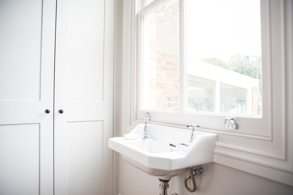 Foto di un piccolo bagno di servizio chic con ante in stile shaker, ante bianche, pareti grigie e lavabo sospeso