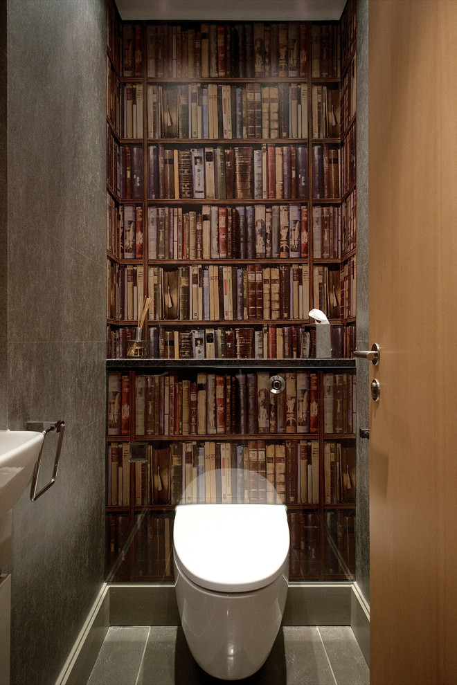 Idée de décoration pour un WC suspendu bohème de taille moyenne avec un mur marron et un sol en carrelage de céramique.