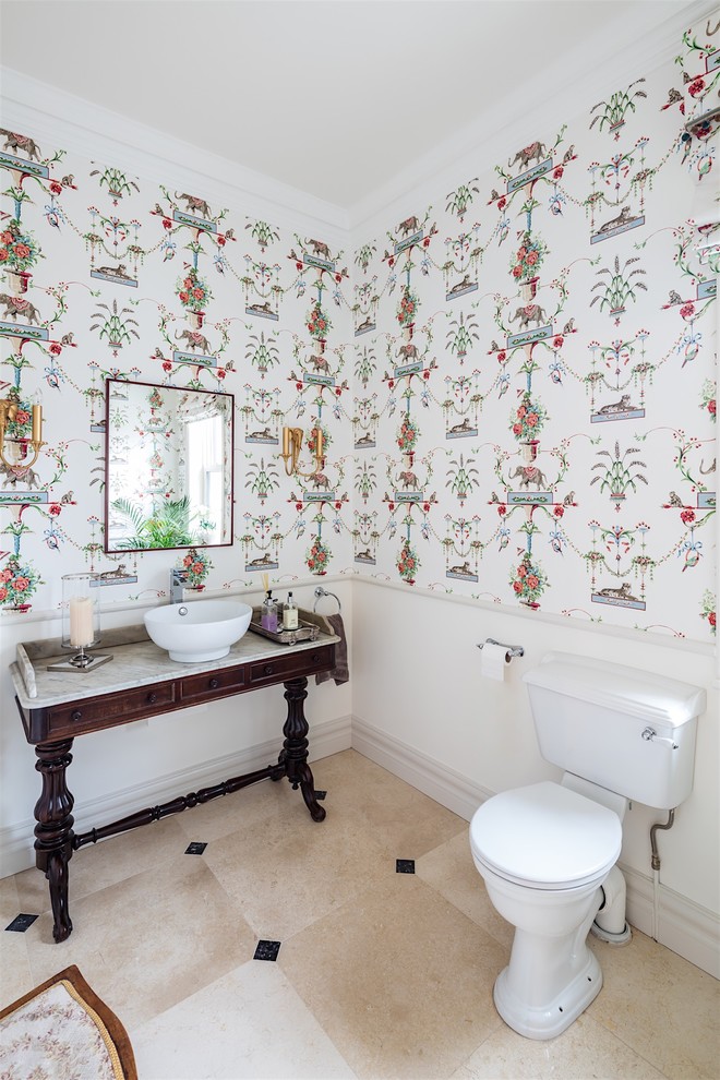 Ispirazione per un bagno di servizio chic con WC a due pezzi, piastrelle beige, pareti multicolore, lavabo a bacinella e pavimento multicolore