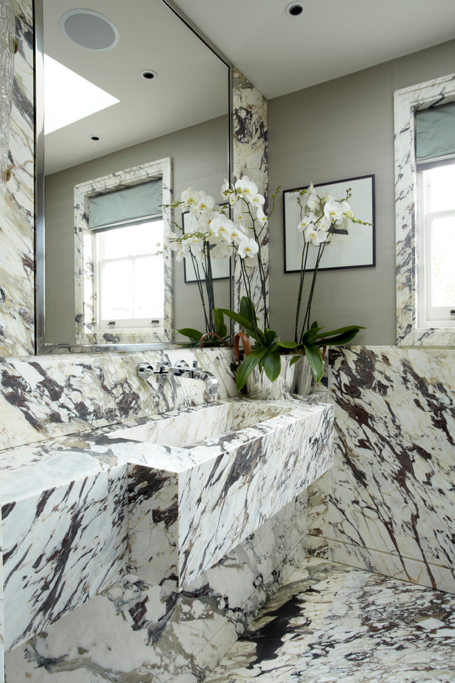 Idee per un bagno di servizio contemporaneo con lavabo integrato, pareti grigie, piastrelle di marmo e top multicolore