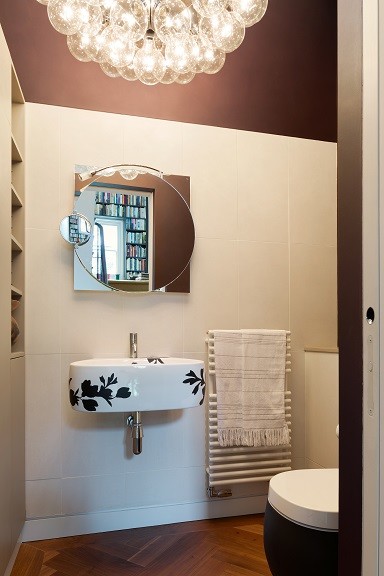 Idée de décoration pour un WC et toilettes design avec un lavabo suspendu, un carrelage beige, des carreaux de céramique et un mur beige.