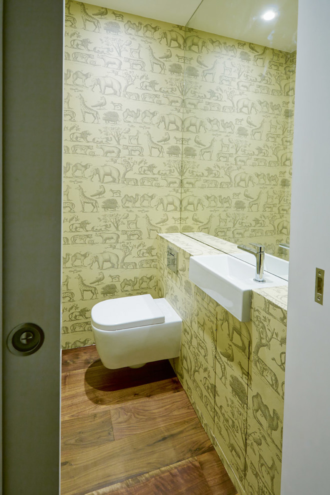 Стильный дизайн: туалет в современном стиле с раковиной с несколькими смесителями, инсталляцией и разноцветными стенами - последний тренд