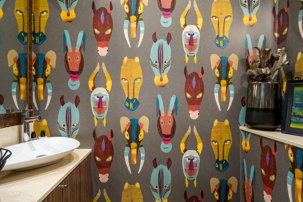 Idee per un piccolo bagno di servizio eclettico con ante lisce, ante in legno bruno, WC sospeso, pareti multicolore, top in quarzite e top beige