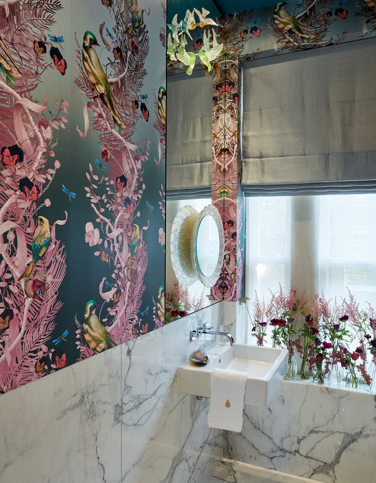 Diseño de aseo actual con paredes multicolor, suelo de mármol, lavabo suspendido y suelo blanco