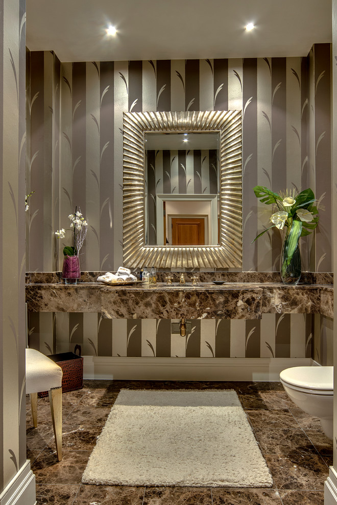 Свежая идея для дизайна: туалет в стиле неоклассика (современная классика) с инсталляцией, разноцветными стенами и мраморной столешницей - отличное фото интерьера