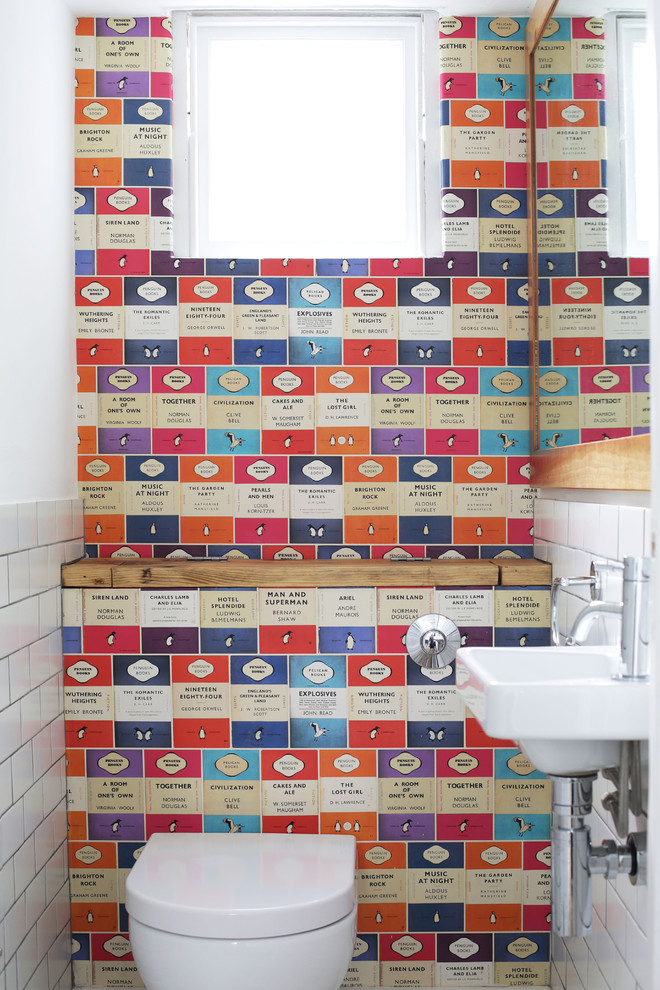 Immagine di un bagno di servizio minimal con lavabo sospeso, WC sospeso, piastrelle bianche, piastrelle diamantate e pareti multicolore