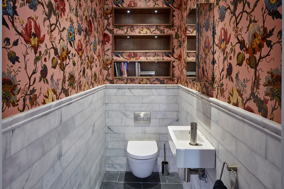 Kleine Stilmix Gästetoilette mit Toilette mit Aufsatzspülkasten, weißen Fliesen, Marmorfliesen, Wandwaschbecken und schwarzem Boden in London