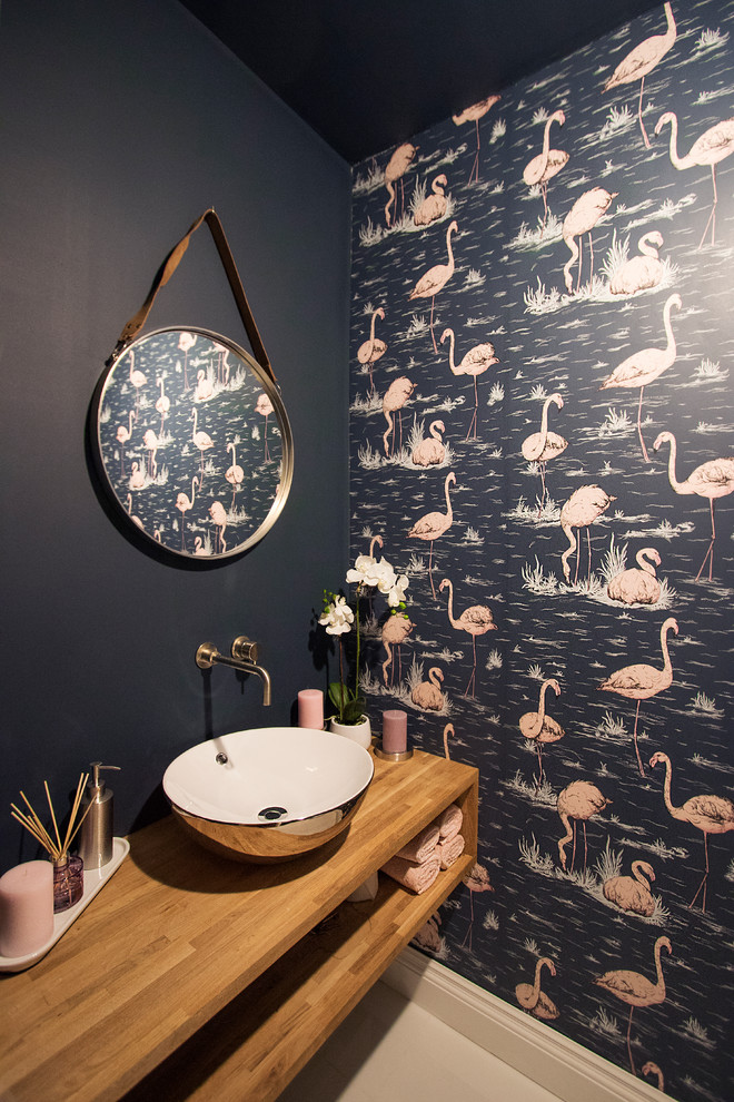 Kleine Moderne Gästetoilette mit hellbraunen Holzschränken, blauer Wandfarbe, Porzellan-Bodenfliesen, Waschtisch aus Holz und weißem Boden in London