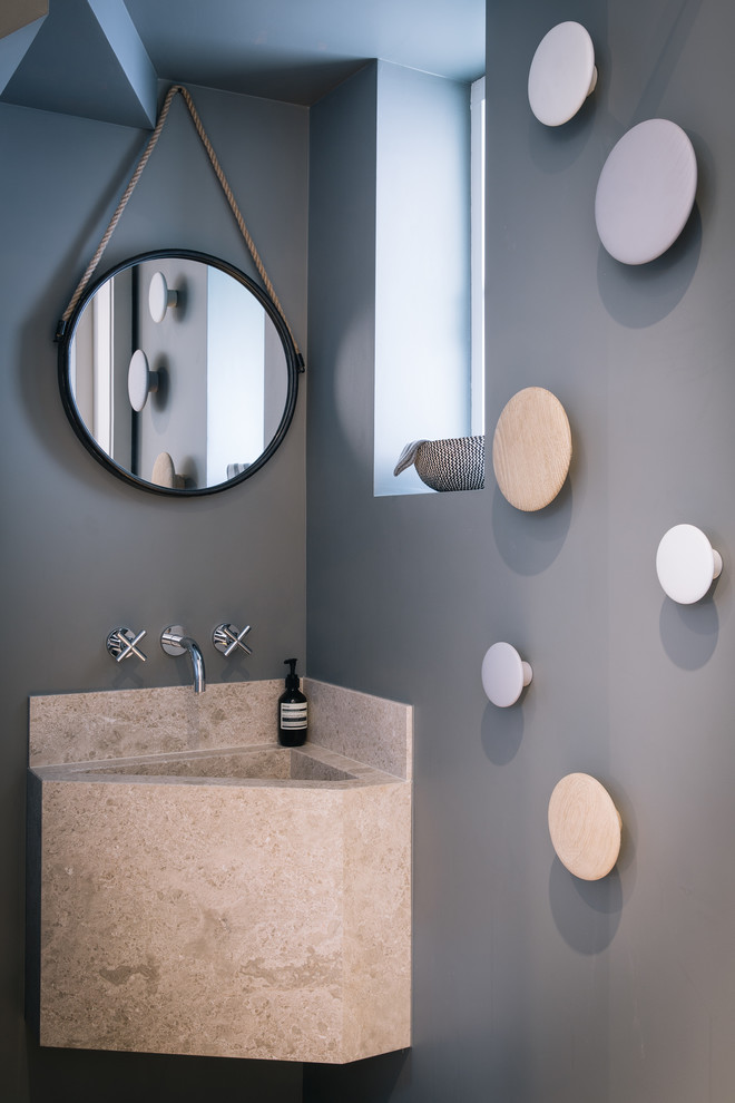 Imagen de aseo actual con puertas de armario beige, paredes grises, lavabo integrado y encimeras beige
