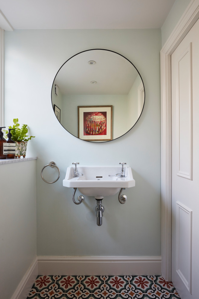 Foto di un bagno di servizio tradizionale con pareti grigie, lavabo sospeso e pavimento multicolore