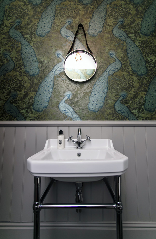 Foto på ett litet vintage toalett, med en toalettstol med separat cisternkåpa, flerfärgade väggar, skiffergolv, ett konsol handfat och grått golv