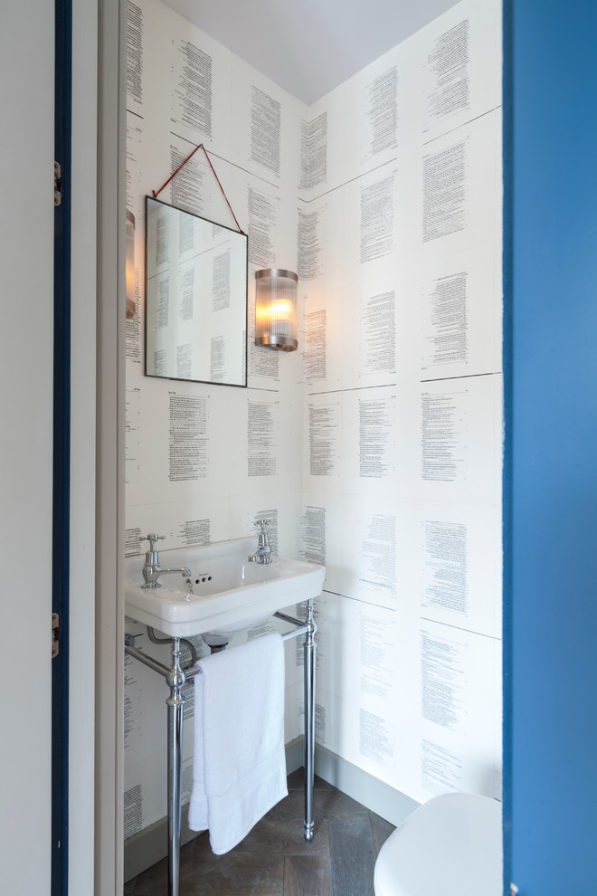 Imagen de aseo actual pequeño con lavabo tipo consola y paredes multicolor