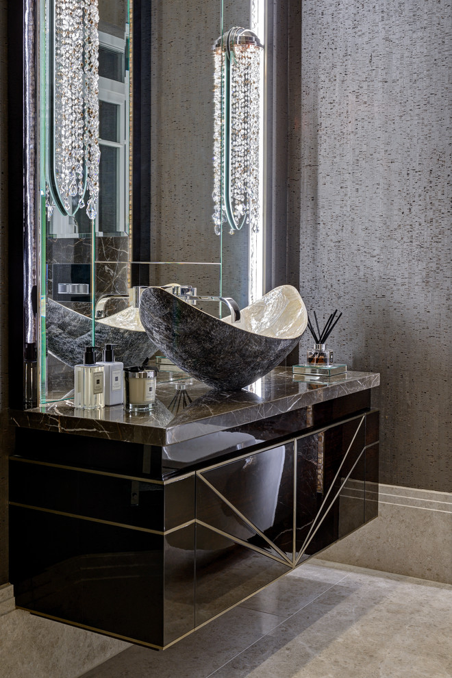 Immagine di un bagno di servizio contemporaneo con ante lisce, ante nere, pareti grigie, lavabo a bacinella, pavimento beige e top grigio