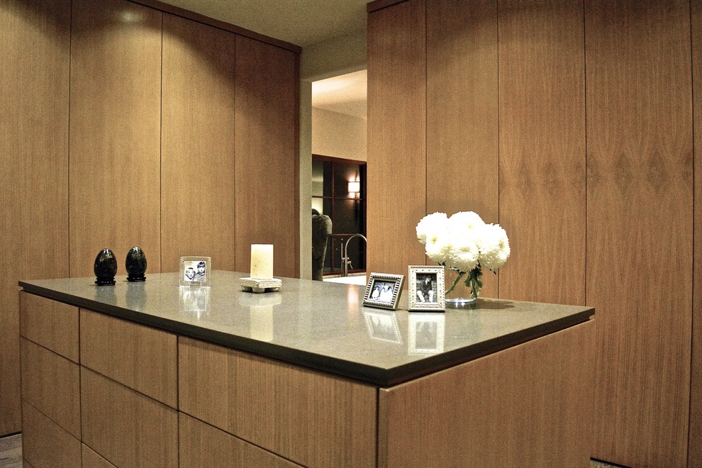Große Moderne Gästetoilette mit flächenbündigen Schrankfronten, hellbraunen Holzschränken, Marmor-Waschbecken/Waschtisch und weißer Wandfarbe in Los Angeles